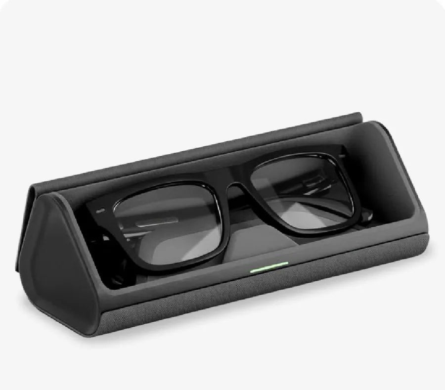 Charging Case aperta con gli occhiali all’interno