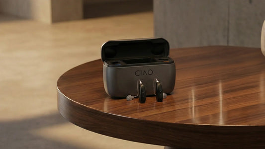 Apparecchi acustici online: vantaggi e svantaggi rispetto ai negozi fisici